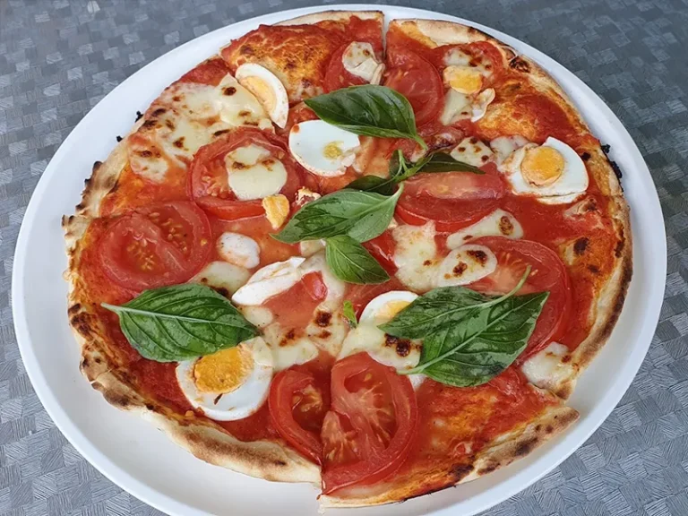 Köstliche Pizza im Ristorante Delfino