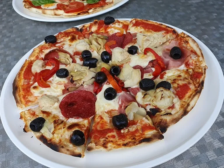 Pizza mit Oliven und Salami im Ristorante Delfino